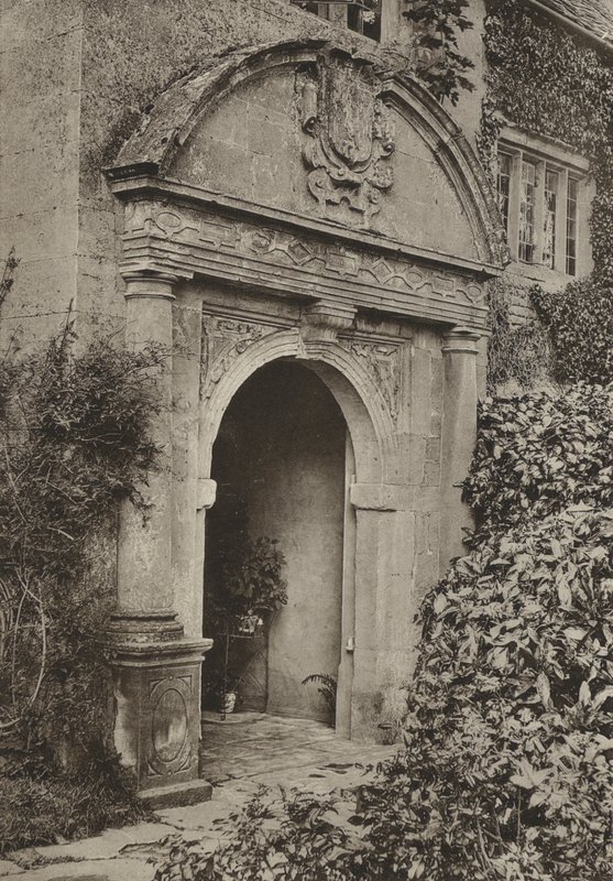 Doorway, The Manor, Upper Swell, Gloucestershire (s/h-billede) af William Galsworthy Davie