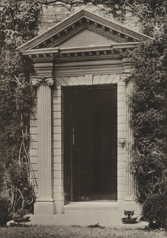 Doorway, The Vicarage, Hailsham, Sussex (s/h-billede) af William Galsworthy Davie