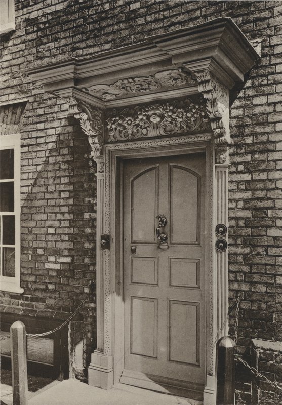 Doorway, West Street, Rye, Sussex (s/h-billede) af William Galsworthy Davie