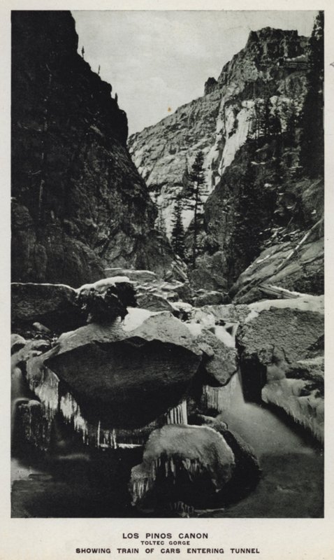 Canyons of Colorado: Los Pinos Canon, Toltec Gorge, viser tog af biler, der kommer ind i tunnelen (s/h foto) af William Henry Jackson