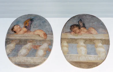 To vingede putti klatrer over en balustrade, rundstykker fra sakristiet (fresco)