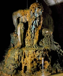 Appennine Colossus, Fri fortolkning af værk af Giambologna (1529-1608) for arkitekt Bernardo Buontalenti (ca 1531-1608) i haven til Villa Demidoff i Toscana, Italien (skulptur)
