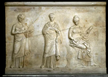 Græsk kunst: repræsentation af tre muser. Lavrelief udskåret i marmor af Cephisodote den unge og Timarchos (begge sønner af Praxitele), 330-320 f.Kr., græsk antikvitet. Nationalmuseet for arkæologi, Athen (Grækenland)