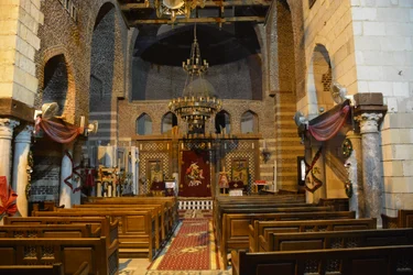 Interiøret i Sankt Mercurius-kirken i Abu Sefein i Det Gamle Kairo, en historisk koptisk-ortodoks kirke med ikoner og en ikonostase af træ.