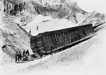 Apuan Alperne (Carrara). Monolitter transporteres på slæder i stenbruddene (s/h foto)