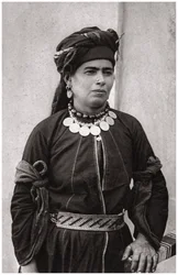 Kurdisk dame i sit fineste kostume, Irak, 1925
