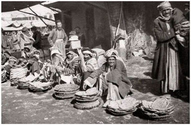 Suq El Khubur, et hjemmehørende brødmarked, Bagdad, Irak, 1925.