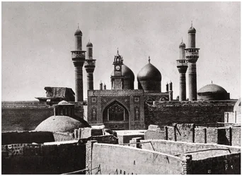 De gyldne kupler og minareter i al-Kadhimiya-moskeen, Bagdad, Irak, 1925