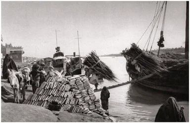 Lossning af last fra en båd, Muhaila, Bagdad, Irak, 1925.