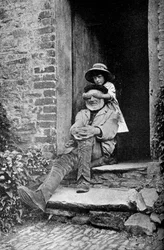 Et barn med sin bedstefar, England, c1922.