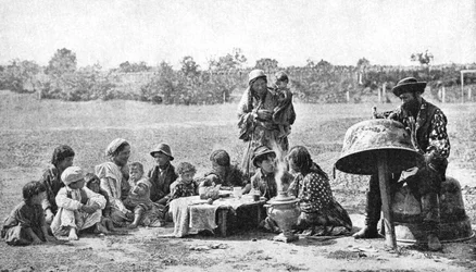Sigøjnere reparerer en familiekedel, Ungarn, 1922.