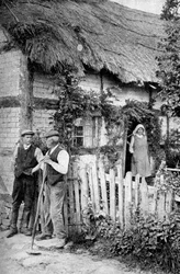 To mænd i samtale uden for et hus nær Lucton, Herefordshire, ca. 1922