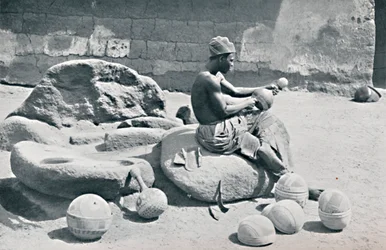 En Yoruba-mand, der graverer lerskåle og vandkrukker, Lagos bagland, det sydlige Nigeria, 1912