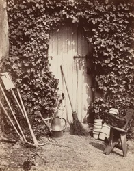 Porte de ferme de Marlotte (Døråbning med haveredskaber),ca. 1860 (foto)