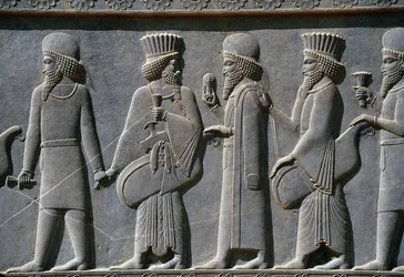 Detalje fra en processionsfrise på østsiden af Apadana-paladset, Persepolis, Iran, ca. 518-465 f.Kr. (grå sten)