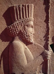 Detalje af en persisk soldat, fra relieffrisen på den østlige trappe til Apadana (Audience Hall) Achaemenian periode, ca. 515 f.Kr. (kalksten)