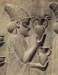 Føniker bærer to vaser som et offer, detalje af relieffrisen på den østlige trappe til Apadana, Achaemenian periode, ca. 515 f.Kr.
