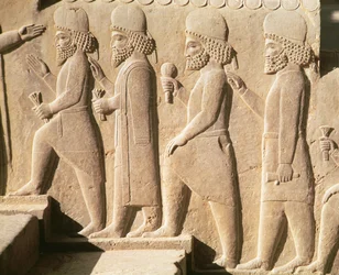 Relief, der viser medianvagter fra trapperne i Triplyon Hall, Achaemenian Period, 6.-5. århundrede f.Kr. (kalksten)