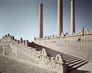 Udsigt over den østlige trappe i Apadana (audienssalen), ca. 515 f.Kr.