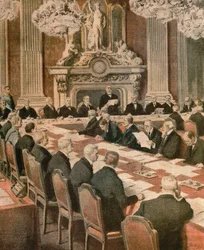 Den franske præsident Georges Clemenceau taler ved fredskonferencen i Paris af Achille Beltrame, illustration, illustrator Achille Beltrame (1871-1945), fra La Domenica del Corriere