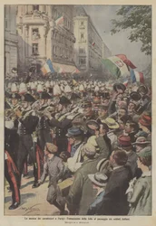 Musikken fra carabinieri i Paris, publikums entusiasme, når de italienske soldater passerer forbi