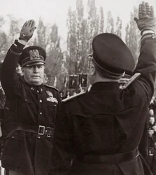 Benito Mussolini ærer en fascistisk embedsmand med en hilsen (s/h foto)