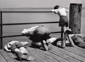 Busy With Fishing, Italien, ca. 1950-60 (gelatine-sølvtryk)