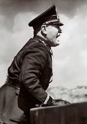 Mussolini holder en tale (s/h foto)