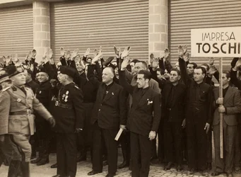 Byggearbejderne fra firmaet Mauro Toschi fu Ulisse hilser Duce Benito Mussolini under indvielsen af bygningerne ved den Kongelige Lufthavn „Fausto Fish“ i Bologna, 24/10/1936
