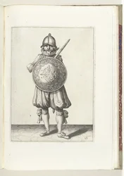 Skjold- og piggeøvelsen: Soldaten stående i ro, hans rapier hviler på venstre skulder bag skjoldet (nr. 23), 1618 Nassausche Wapen-Handelinge, van Schilt, Spies, Rappier and the Targe: beyde figuerlick afbildet, ende indrammet efter n