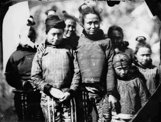 Gruppeportræt af inuitpiger og -kvinder