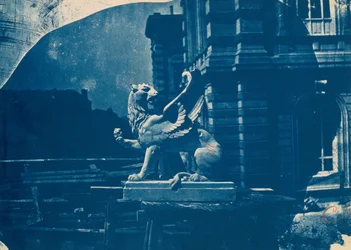 Skulptur af en griff på en byggeplads i Marseille (Skulptur af en griff på en byggeplads i Marseille)