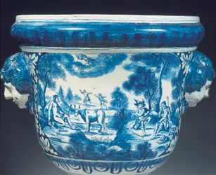 Bagsidedetalje af stor Delft blå og hvid mytologisk haveurne i barokstil, ca. 1700 (keramik)