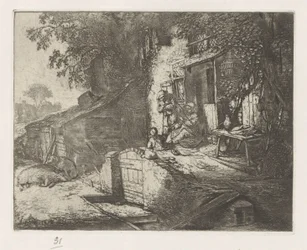Spindende kvinde foran et hus