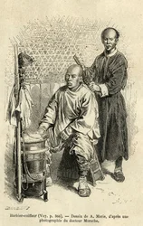 En barber barber barber i fuld arbejde, en bænk og cylindrisk trækasse med rum og en skål udgør hans rejseudstyr. Gravering efter A.Maries tegning, til illustration af rejsen til Pekin og Nordkina, af T.Choutze, i 1873, udgivet i