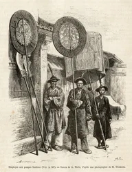 Tre begravelsesarbejdere i Pekin. Gravering efter A.Maries tegning, til illustration af rejsen til Pekin og Nordkina, af T.Choutze, i 1873, udgivet i “” Le tour du monde””” 1876, redigeret af Edouard Charton, udgave Hachette, Paris. Selva samling.
