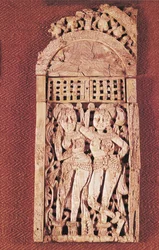 Udskåret indisk plakette, der forestiller to kvindefigurer under en torana, fra Begram, Afghanistan, 1.-2. århundrede (elfenben)