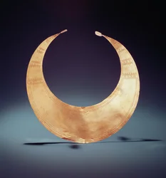 Lunula, Ross, County Westmeath, tidlig bronzealder, ca. 2000 f.Kr.