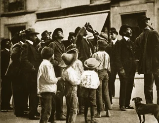 En menneskemængde på gaden i Mexico City observerer Halleys komet, april 1910