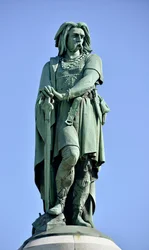 Kolossal statue af Vercingetorix (72-46 f.Kr.), gallisk leder - Skulptur af Millet Aime (1819-1891) 6,60 m høj erige i 1865 på den vestlige del af Mont Auxois (base 7 m høj af Viollet Le Duc) Alise Sainte Reine 1865