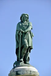 Kolossal statue af Vercingetorix (72-46 f.Kr.), gallisk leder - Skulptur af Millet Aime (1819-1891) 6,60 m høj erige i 1865 på den vestlige del af Mont Auxois (base 7 m høj af Viollet Le Duc) Alise Sainte Reine 1865