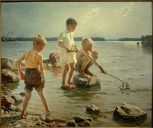 Drenge leger på kysten
