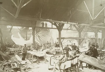 Mænd i et værksted, der hamrer plader af kobber til konstruktionen af Frihedsgudinden, 1883