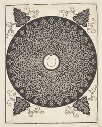 Sammenflettet snoremønster med hvid medaljon