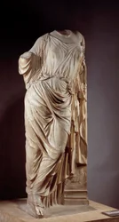 Afrodite ved søjlen. Marmorskulptur efter den Afrodite, som Alkamenes, græsk billedhugger fra det 5. århundrede f.Kr., anvendte. Mål: 1,18 m. Paris, Musée du Louvre