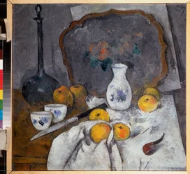 Stilleben med en karaffel og en pibe (sammensætning med også æbler på klæde, kniv og bakke) - Stilleben med en karaffel og en pibe - Værk af Alexander Vasilyevich Shevchenko (Alexandre Chevtchenko) (1883-1948), olie på pap