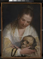 En ung kvinde overvejer en kranie