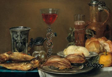 Morgenmadsstilleben med fisk, brød, smør og en citron foran et øsekar, glas og et sølvbæger