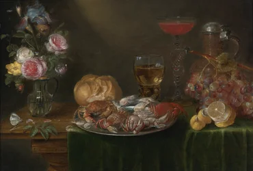 Stilleben med en vase med blomster, en tintallerken med krabber og rejer, vinglas, en kande, vindruer og en citron