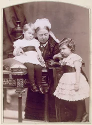 Dronning Victoria med to af sine børnebørn, april 1886